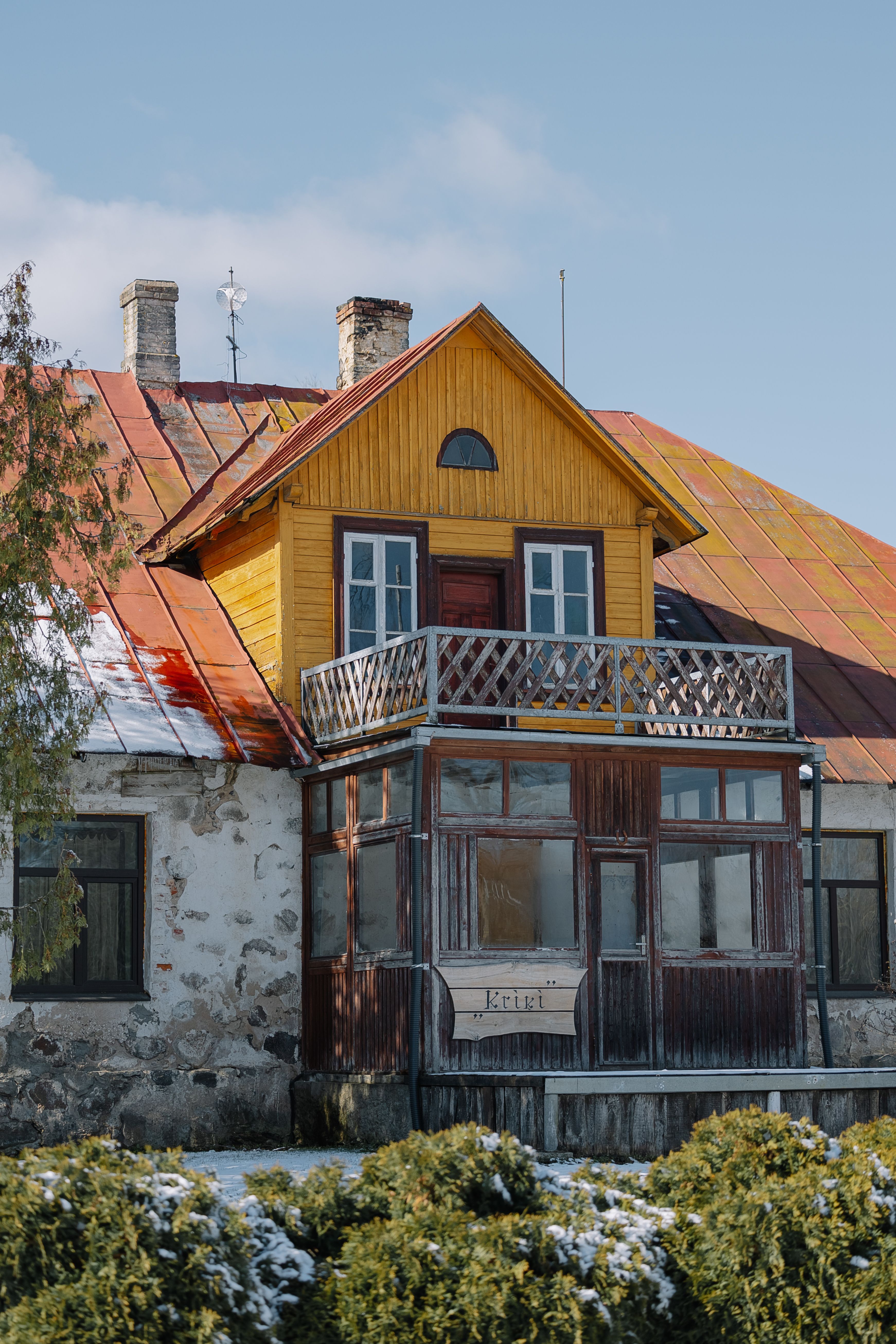 Rustic Yellow Cottage with Snowy Landscape · Free Stock Photo