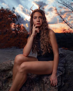 一位戴着鹿角冠的女性在日落时分的户外创意肖像