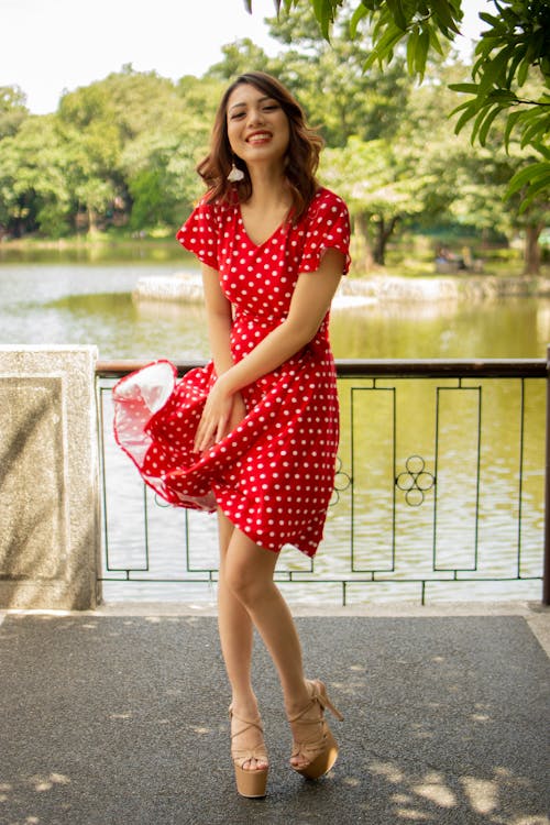 grátis Mulher Sorridente Em Vestido De Bolinhas Vermelho E Branco Foto profissional