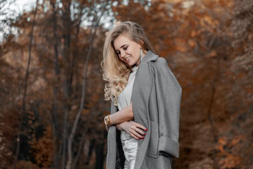 무료 회색 트렌치 코트와 회색 블라우스를 입고 여자 스톡 사진