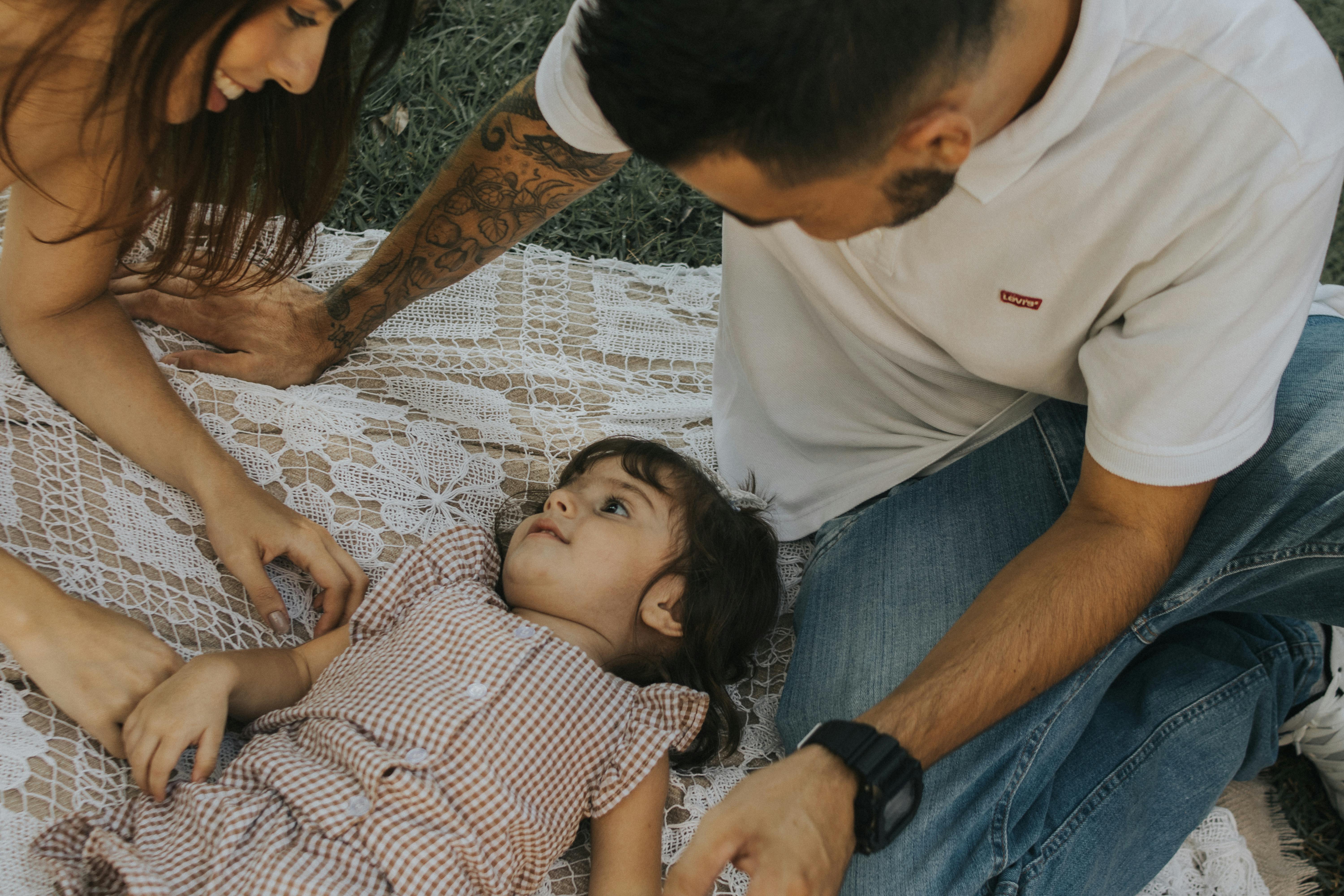 Gratis Relajante picnic familiar con padres e hijos al aire libre en un día de verano. Foto de stock