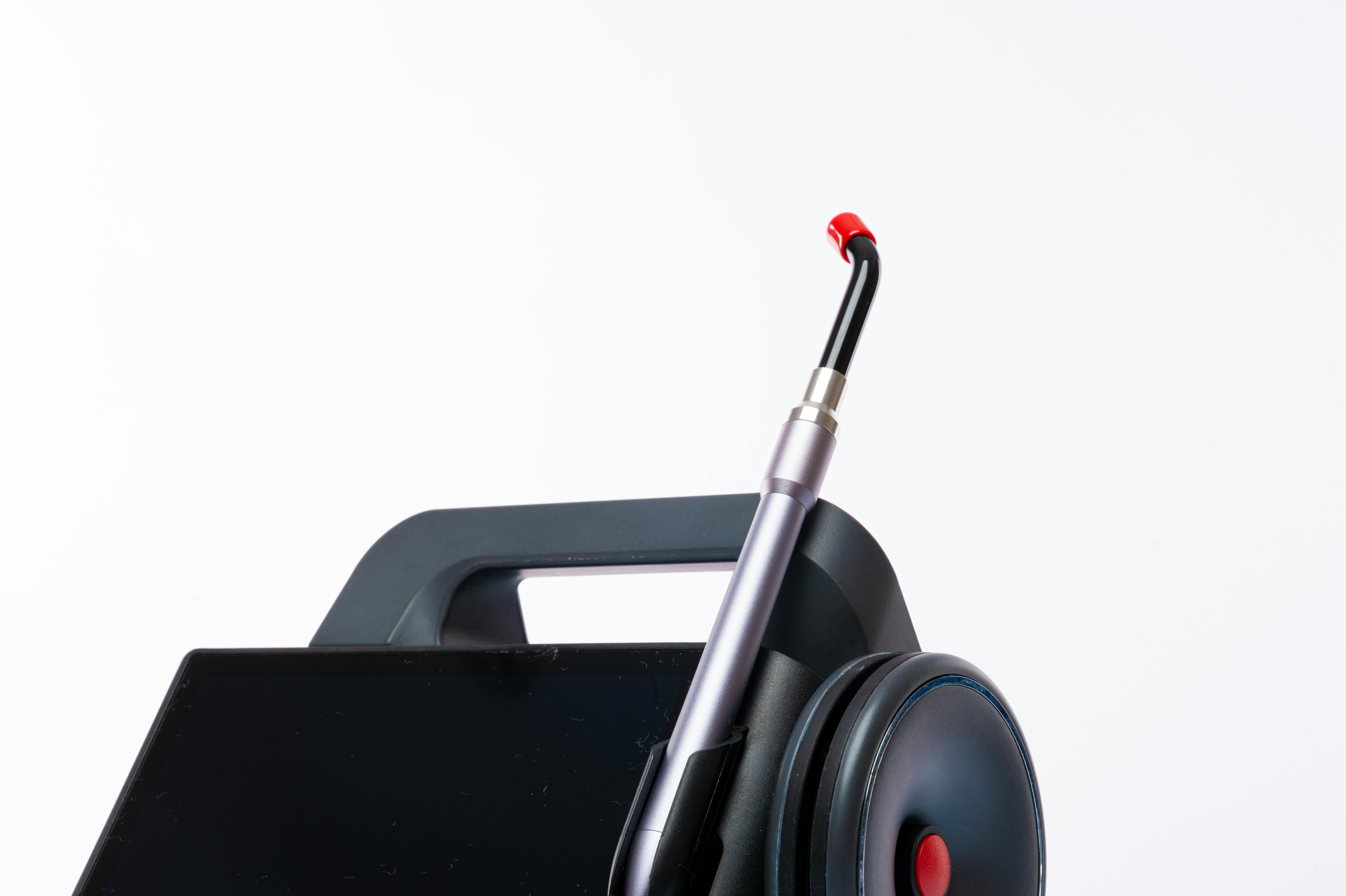 Kostenlos Nahaufnahme eines Dentallasers mit Bildschirm und Handstück, der moderne Medizintechnik zeigt. Stock-Foto