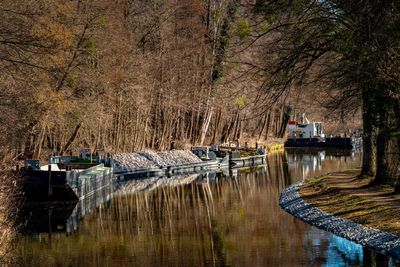 Working barge moored on a wooded canal pound, photo by Gundula Vogel on Pexels