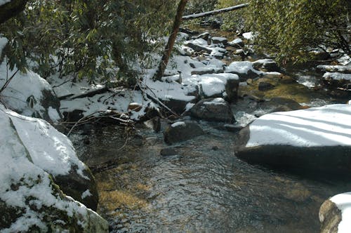 kar, kayalar içeren Ücretsiz stok fotoğraf