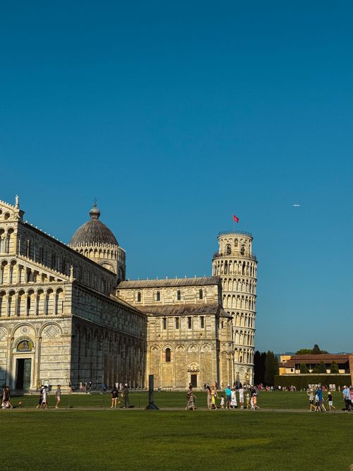 Free The iconic Leaning Tower of Pisa with clear blue skies in Tuscany, Italy. Stock Photo