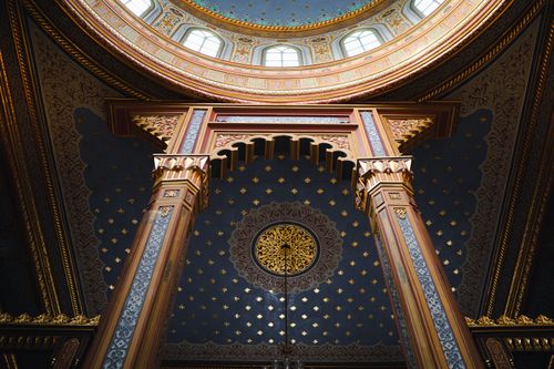 Free Intricate dome and arch design inside a historic Istanbul mosque showcasing Islamic art. Stock Photo