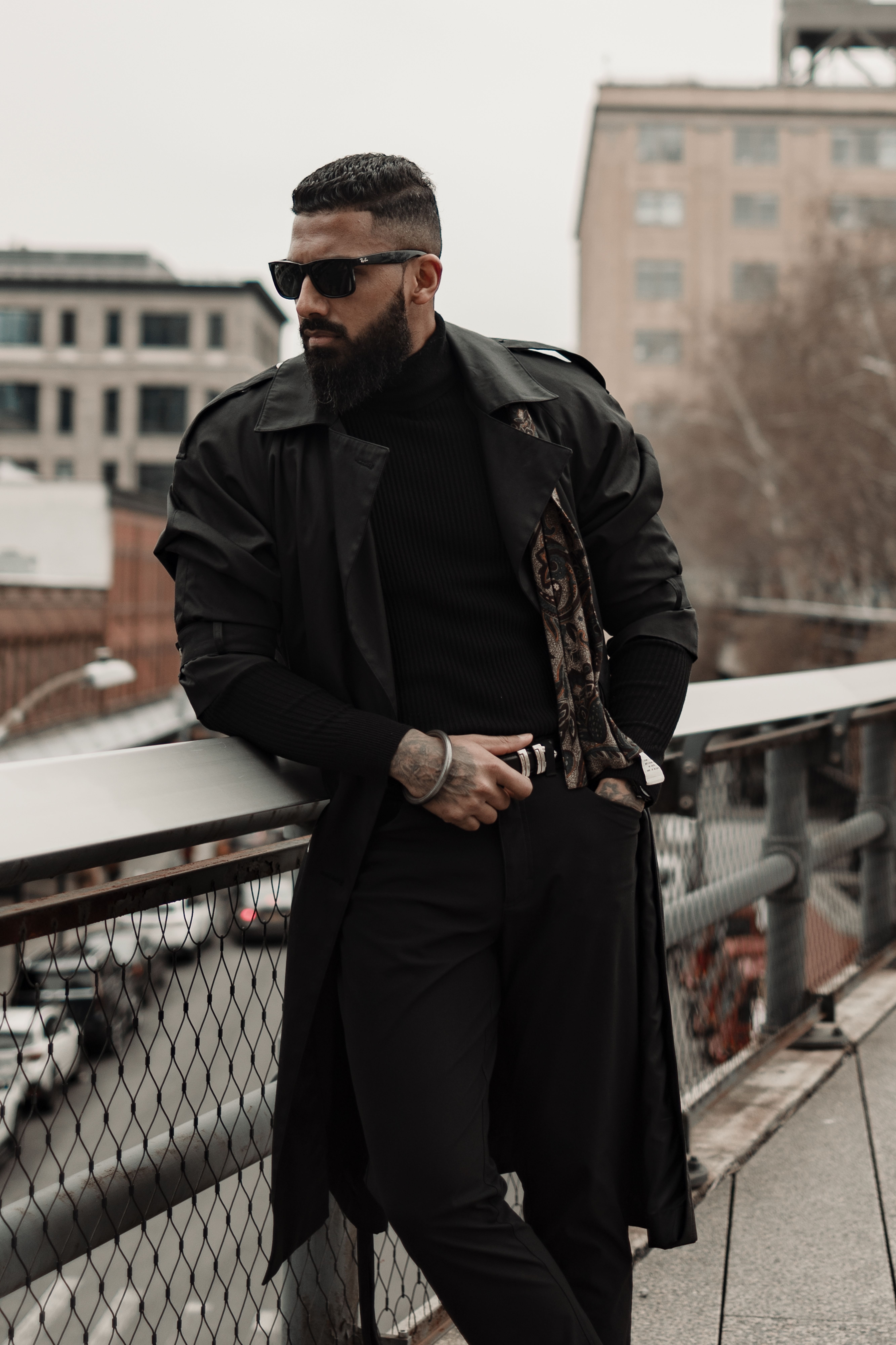 Hombre Elegante Con Abrigo Negro En La Azotea Urbana · Foto de stock ...