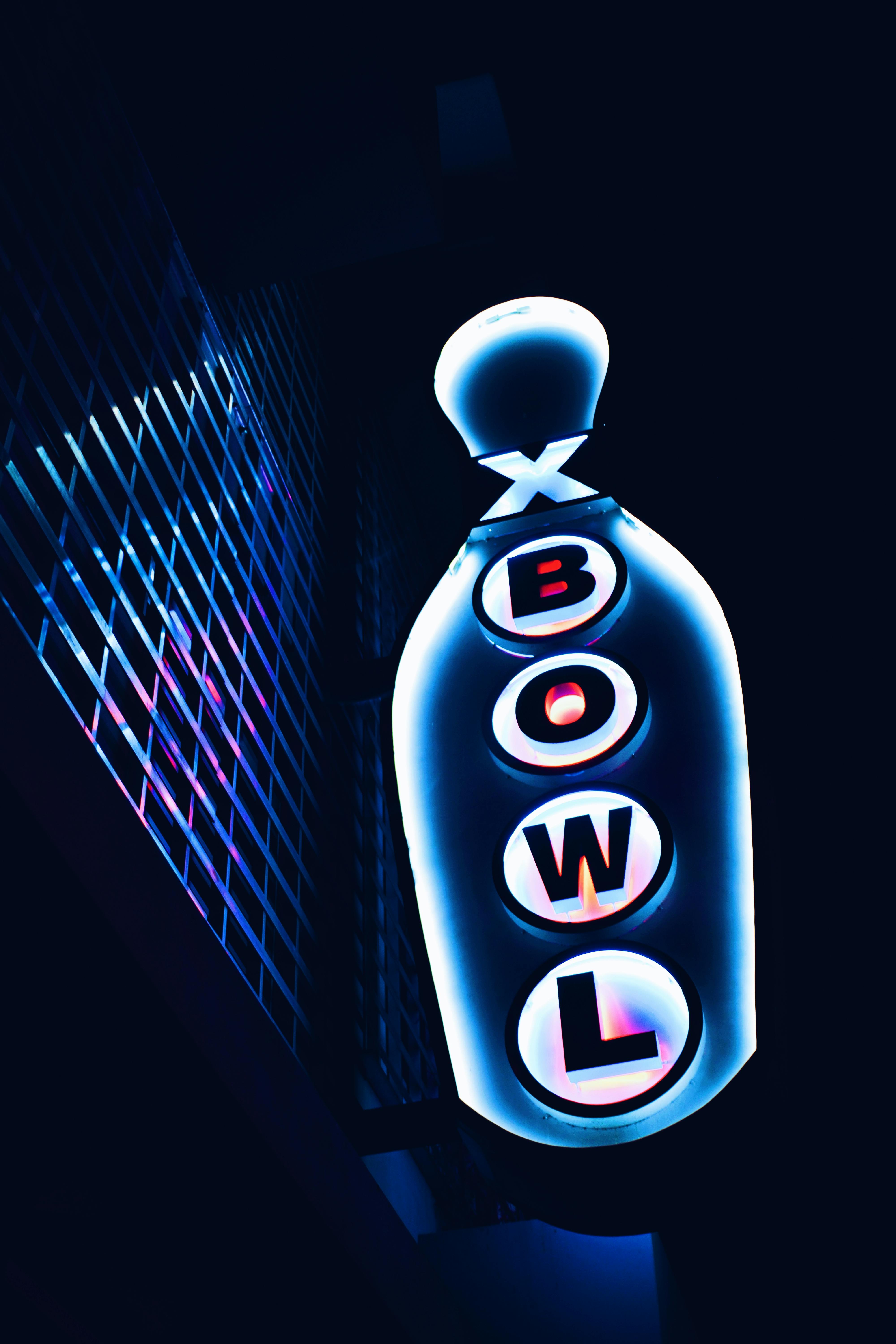 Gratis Letrero de bolos de neón vibrante que brilla por la noche en Fort Lauderdale y captura la enérgica vida nocturna. Foto de stock