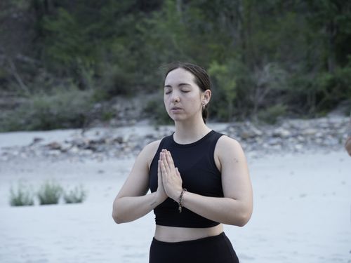 Free A serene yoga session on a Bali beach, capturing tranquility and mindfulness. Stock Photo