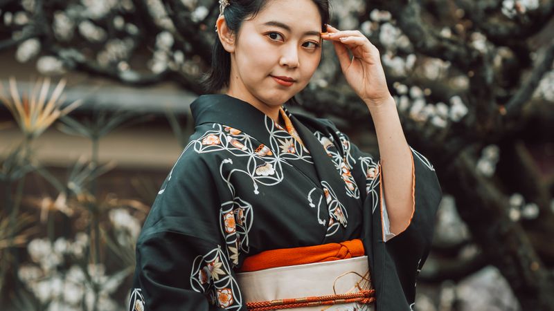 地元の魅力を紹介する日本人ライバーのイメージ