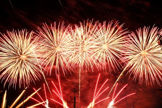 Spettacolari fuochi d'artificio illuminano il limpido cielo notturno con colori vivaci.