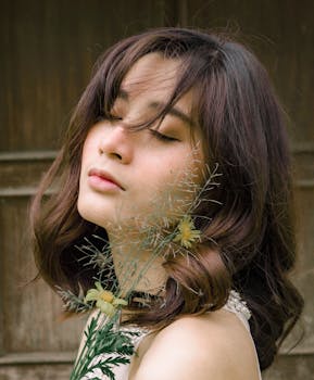 这幅肖像画描绘了一位在户外闭目、头戴鲜花的女子，画面宁静