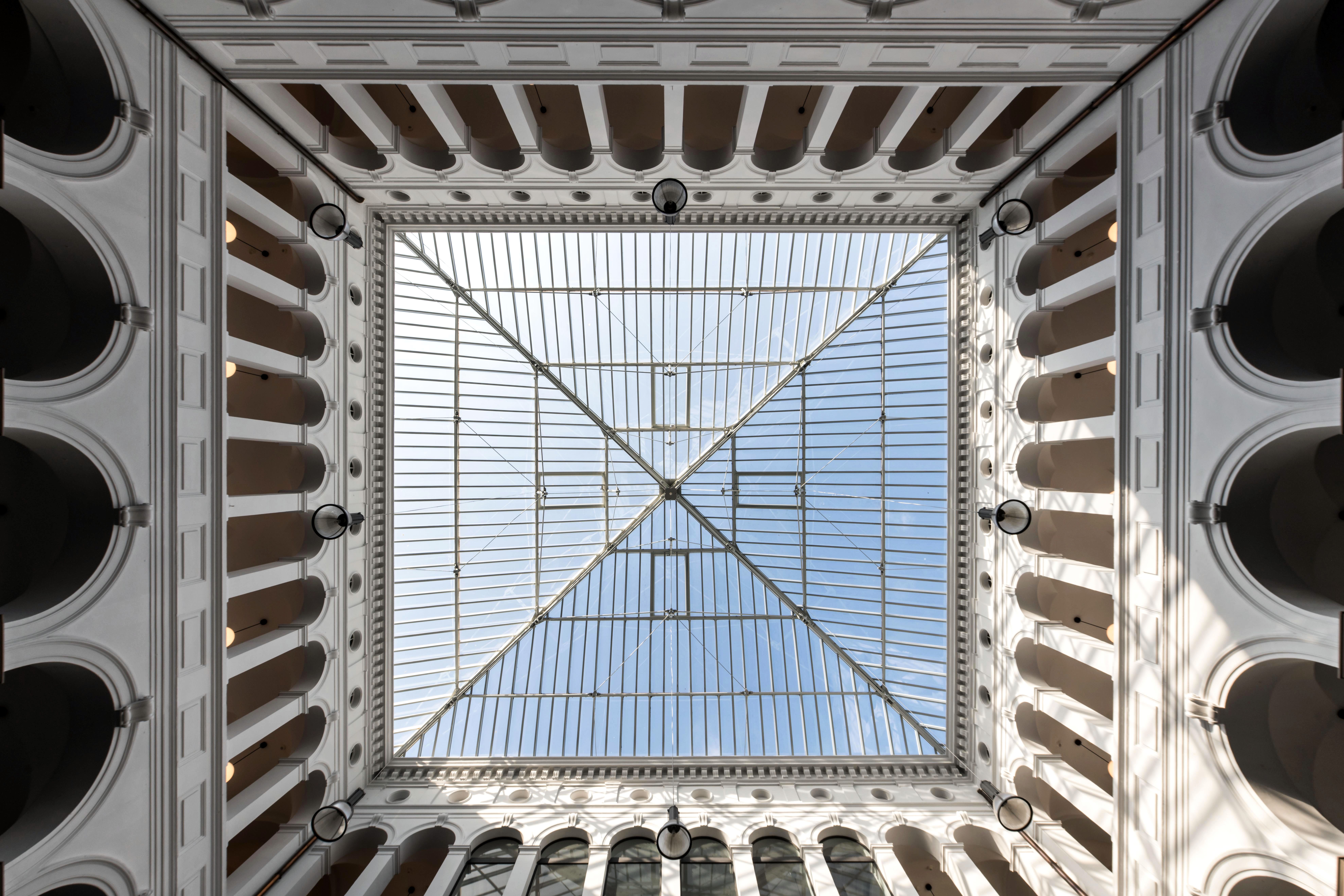 Muon detection pyramid interior — Curiosidades