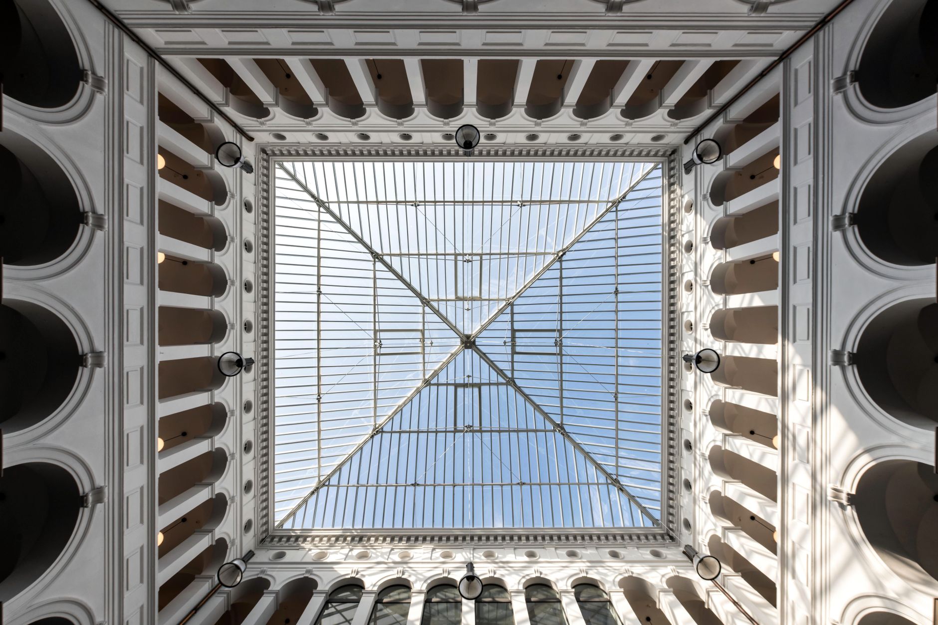 Muon detection pyramid interior — Curiosidades