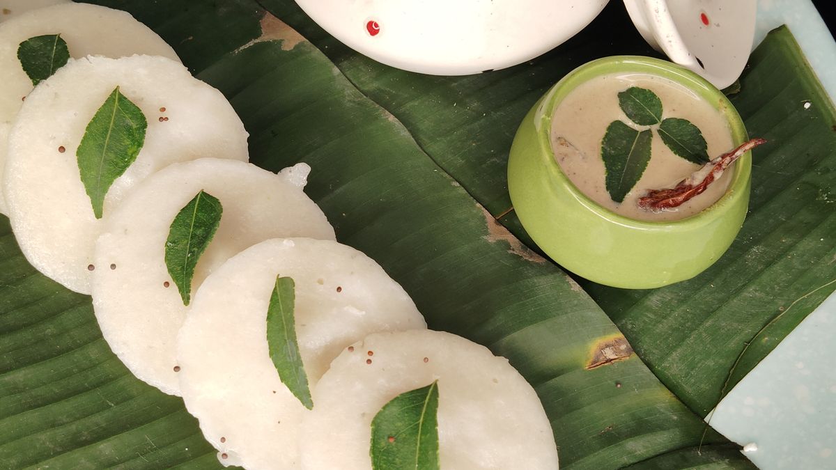 Idli with sambar and coconut chutney on banana leaves (Diet Catering in Vellore)