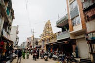 印度街景充满活力，寺庙、摩托车和熙熙攘攘的行人交织其中