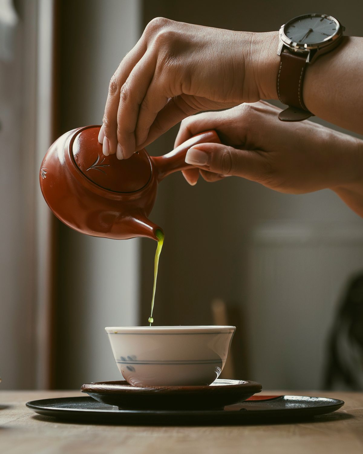 急須から茶碗に注がれる抹茶