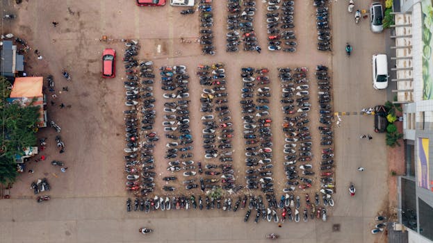 一张自上而下拍摄的拥挤摩托车停车场航拍照片