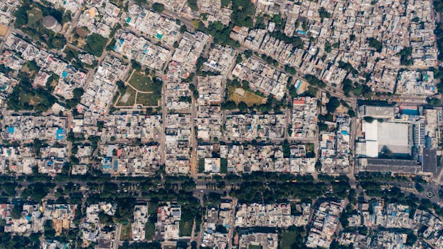 俯瞰设有中央公园的人口稠密城市社区