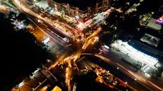 航拍照片显示，繁忙的城市十字路口被城市灯光和车辆轨迹照亮