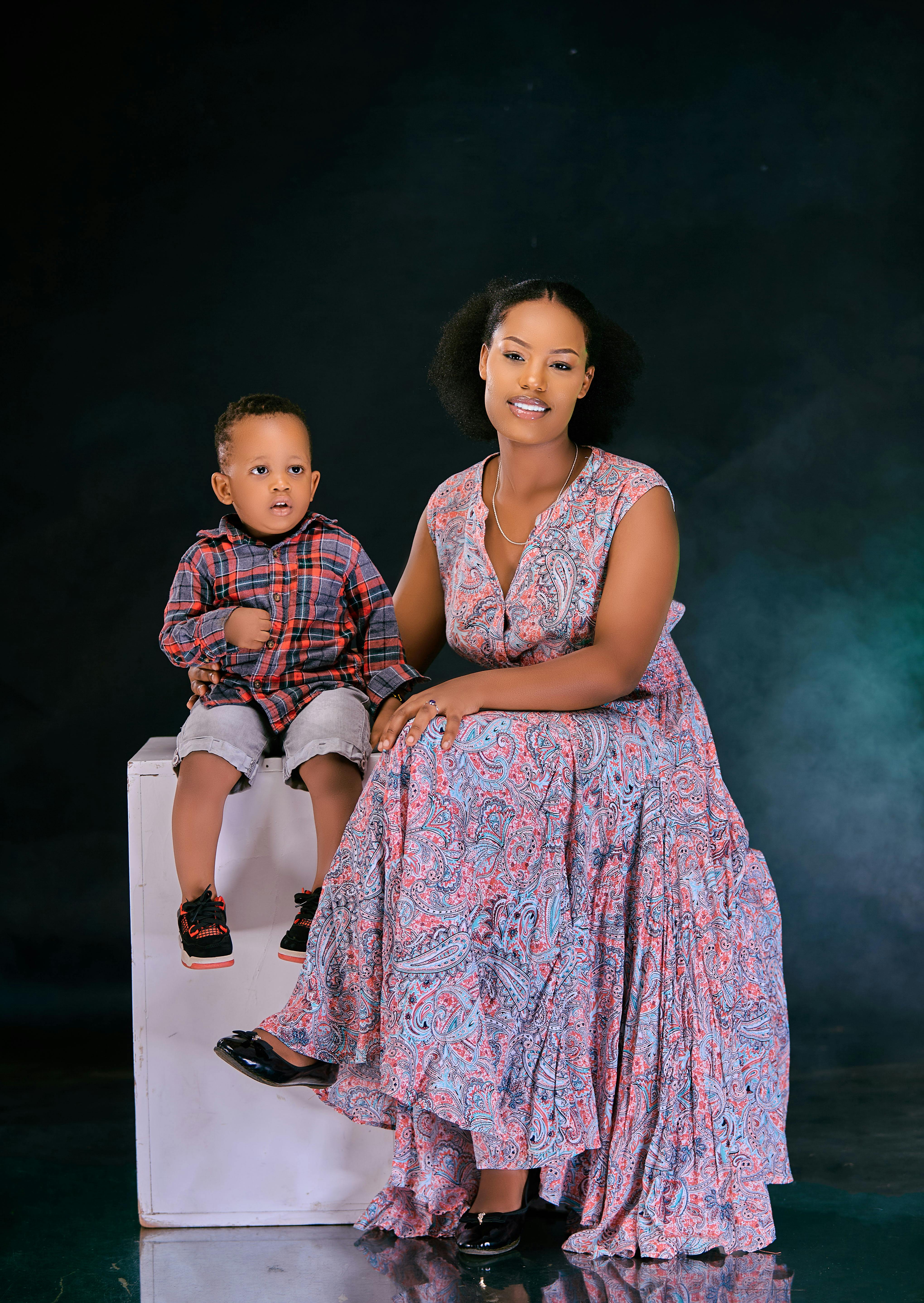 grátis Retrato De Mãe E Filho Em Fundo Escuro Foto profissional