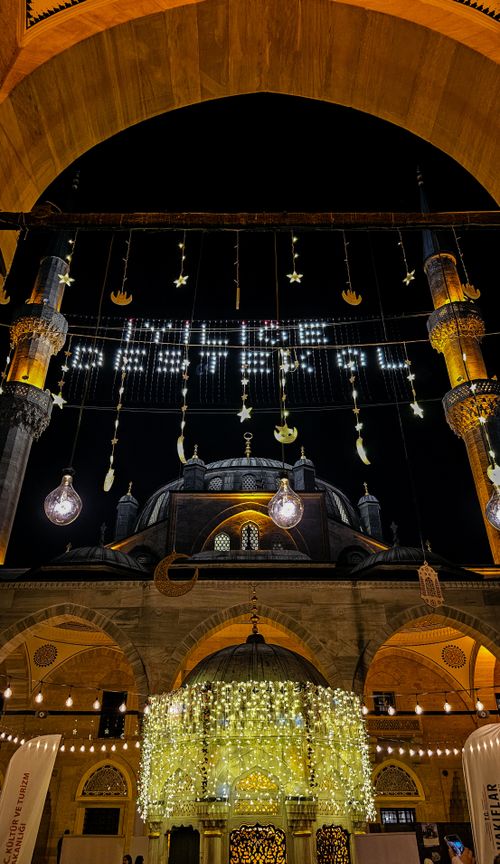 Free Stunning night view of a beautifully lit mosque in Üsküdar, İstanbul, Türkiye, adorned with festive lights. Stock Photo