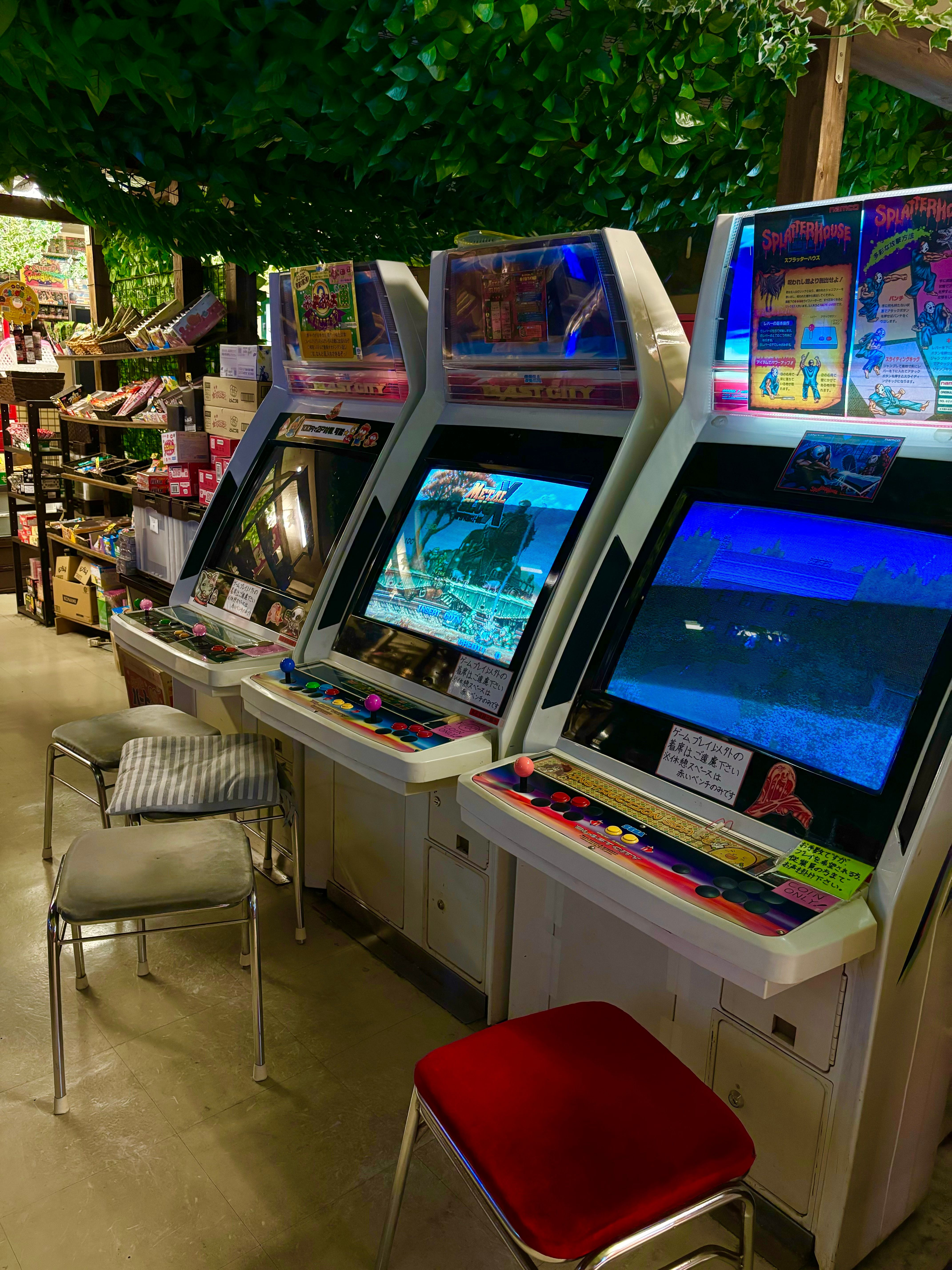m-quinas-recreativas-retro-en-una-sala-de-juegos-nost-lgica-foto-de