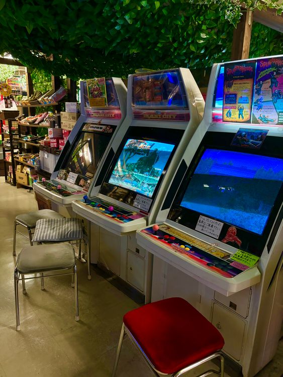 M quinas Recreativas Retro En Una Sala De Juegos Nost lgica Foto De m-quinas-recreativas-retro-en-una-sala-de-juegos-nost-lgica-foto-de