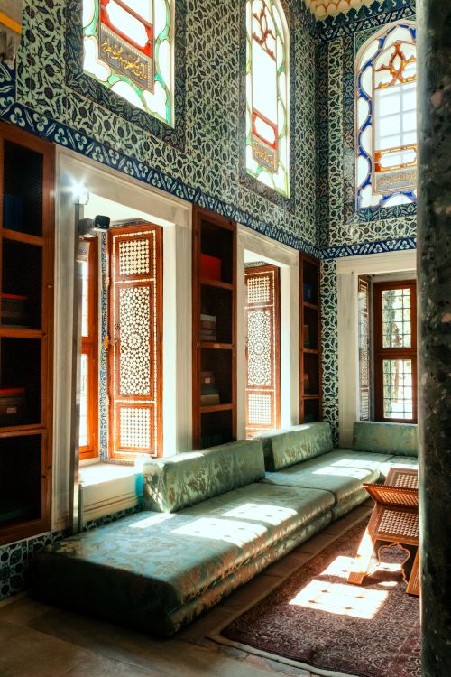 Free Sunlit Ottoman-style interior with intricate tilework in İstanbul, Türkiye. Stock Photo