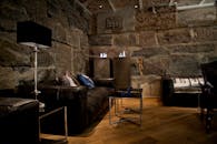 起居室设计典雅，设有乡村石墙和现代家具