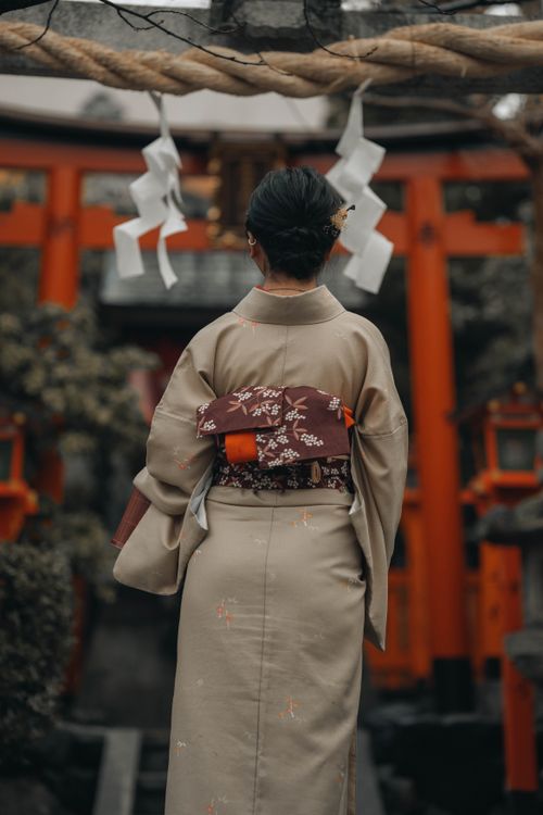 Free Woman in traditional kimono at Fushimi Inari Shrine, Kyoto, Japan. Cultural and artistic scene. Stock Photo