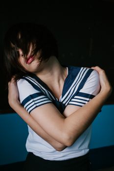 一位身穿航海风格上衣的女性，以深沉的姿态捕捉情感