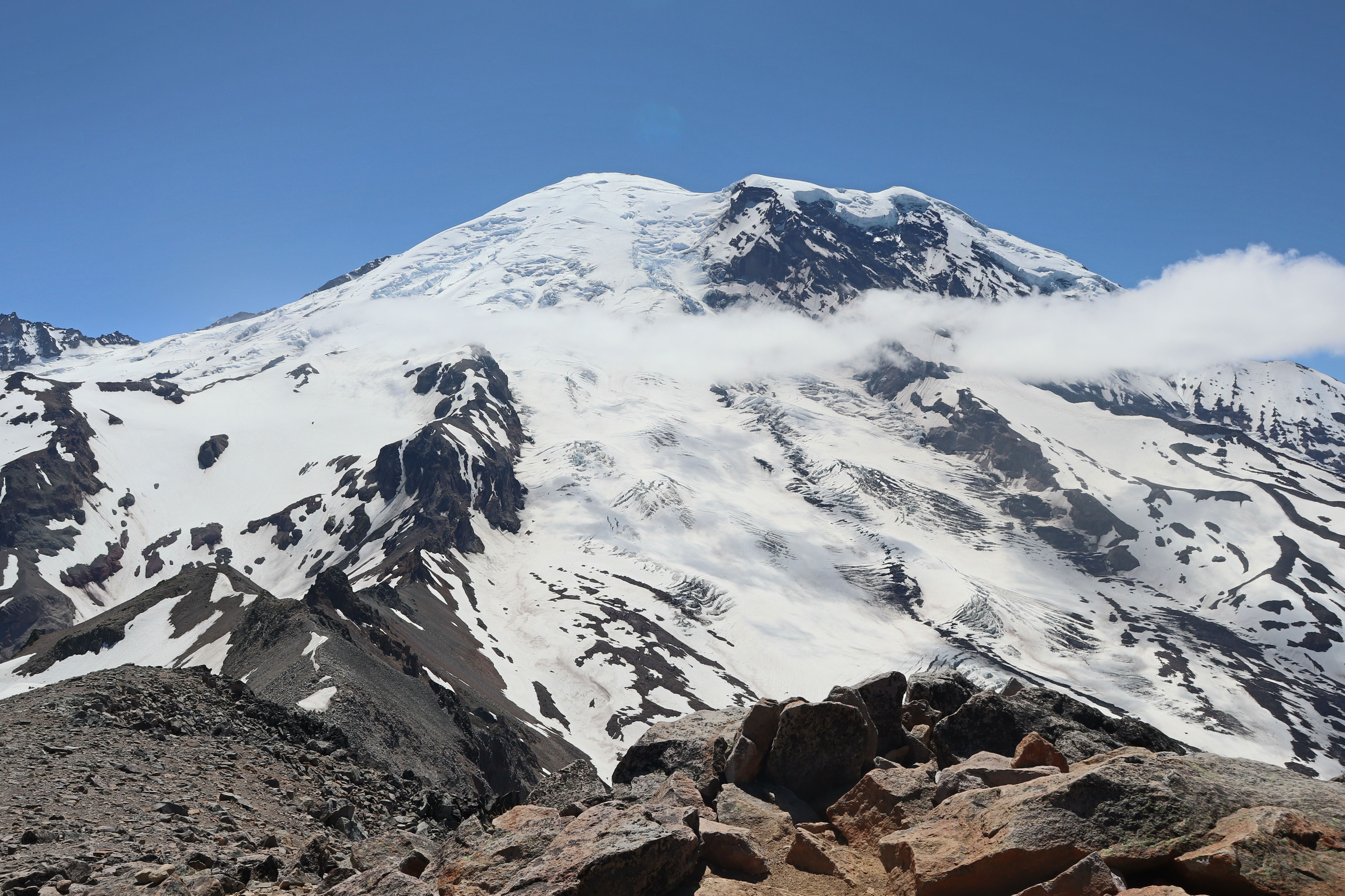 Capture of the snow-covered Mount Rainier peak in Washington, USA.