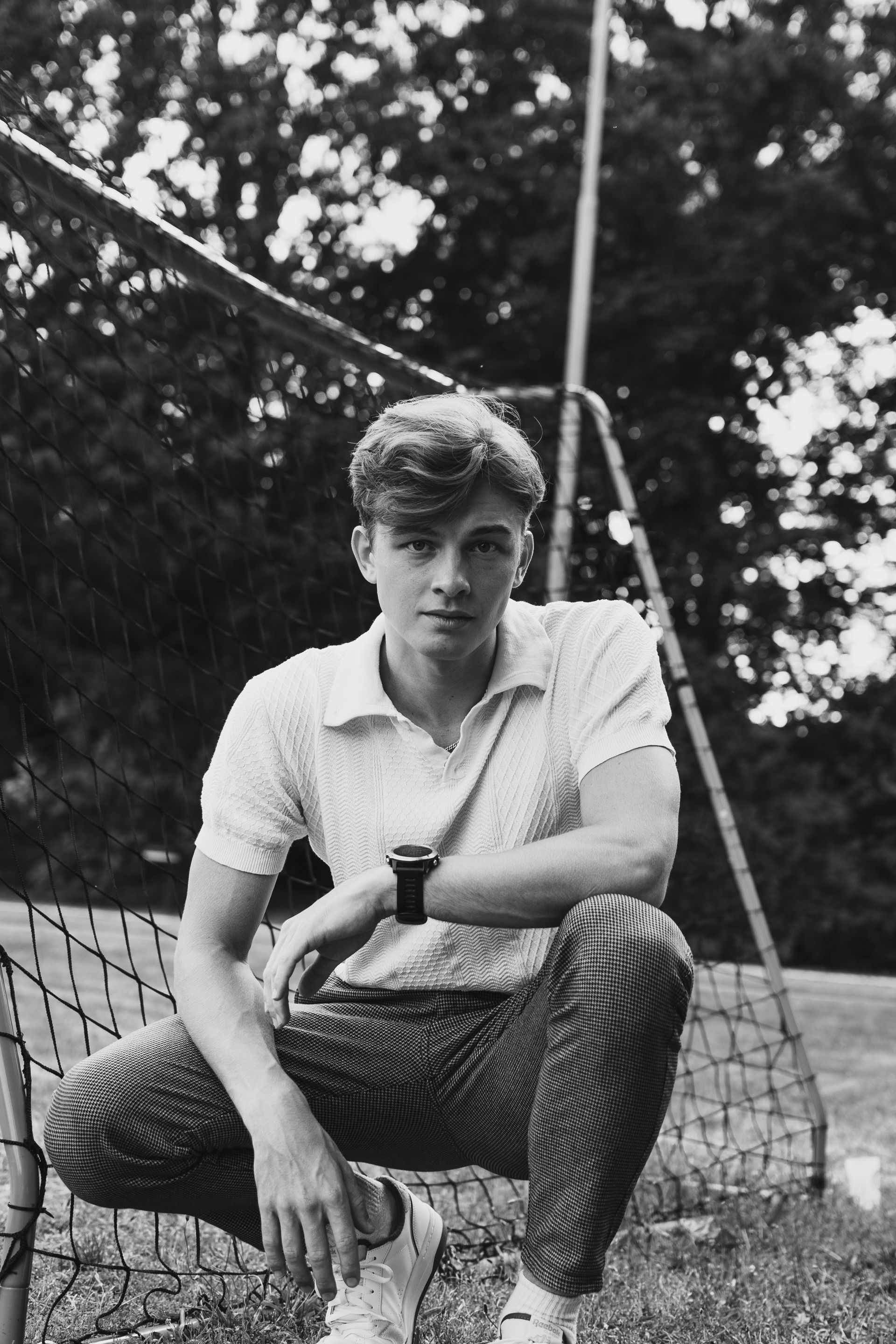 Retrato En Blanco Y Negro De Un Joven Al Aire Libre · Foto de stock ...