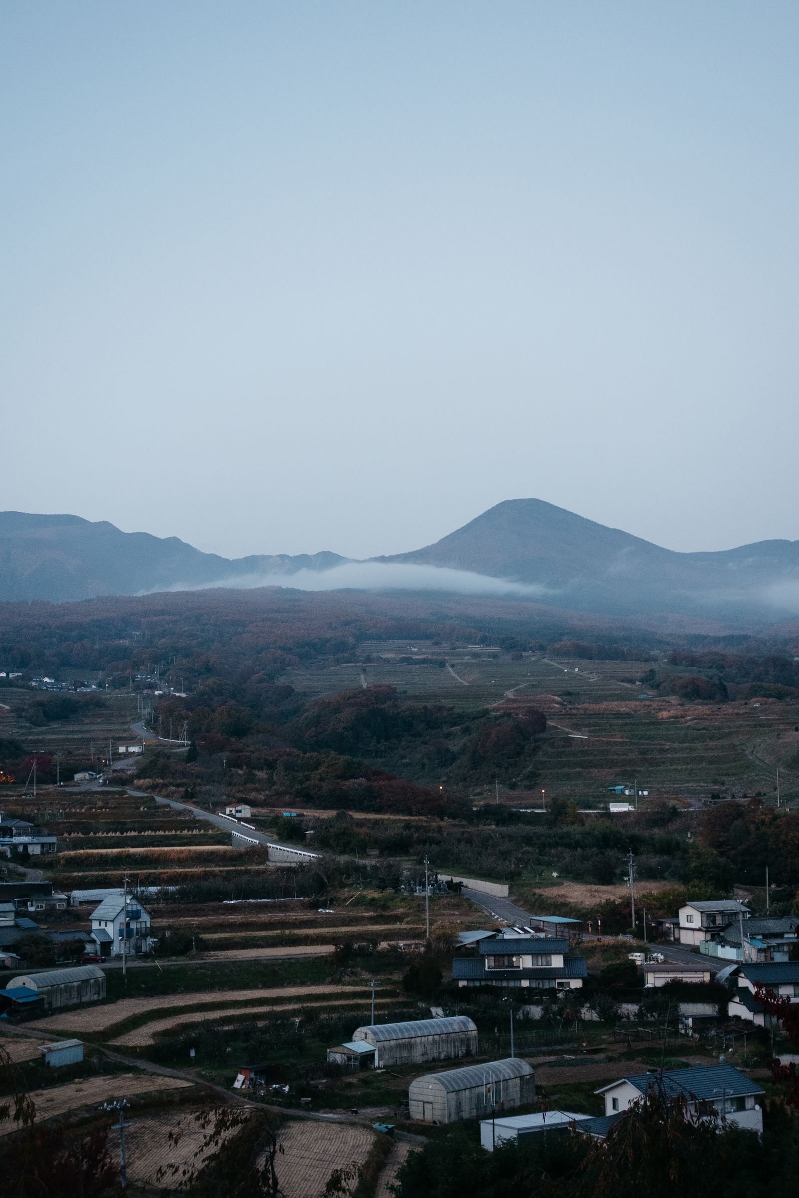 長野の山並みと朝霧の風景