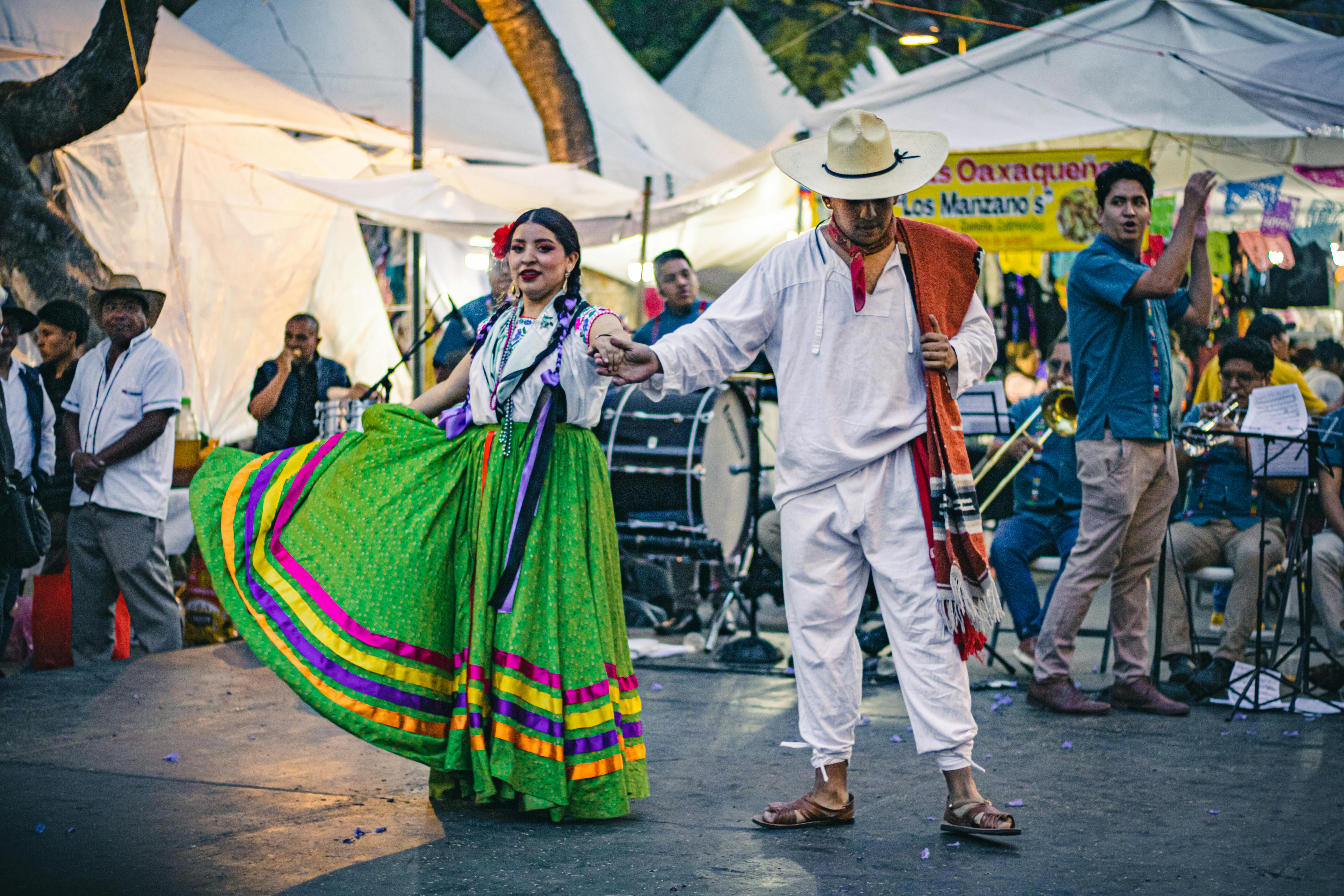 Gratis Mexican dancers performing traditional folk dance in colorful attire at a cultural event in Mexico City. Foto de stock