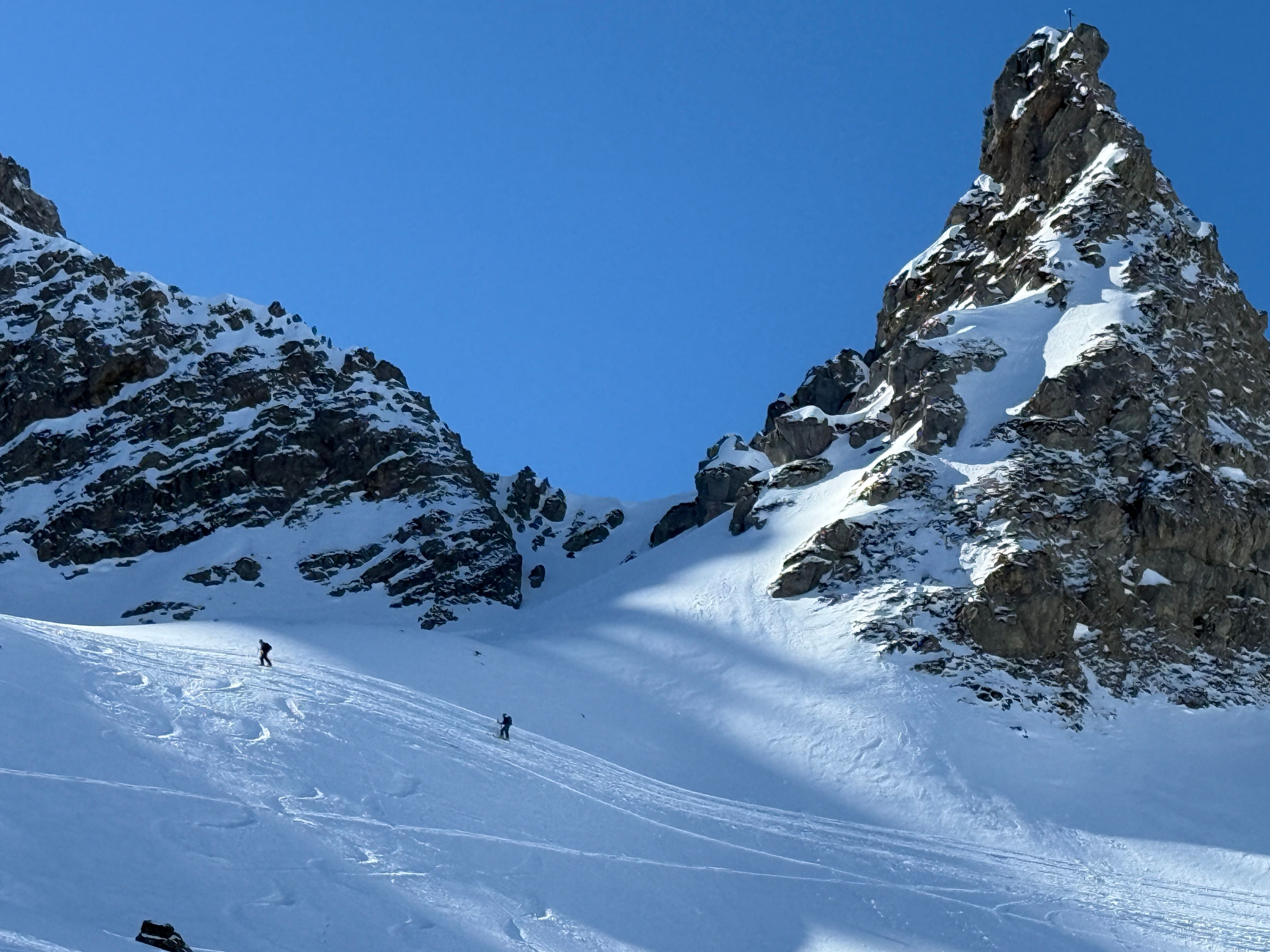 Skiers on Snowy Alpine Mountain Peaks · Free Stock Photo