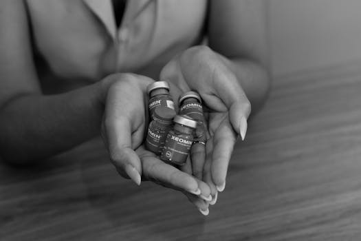 Close-up of hands holding Xeomin vials, symbolizing beauty treatment in Belo Horizonte.