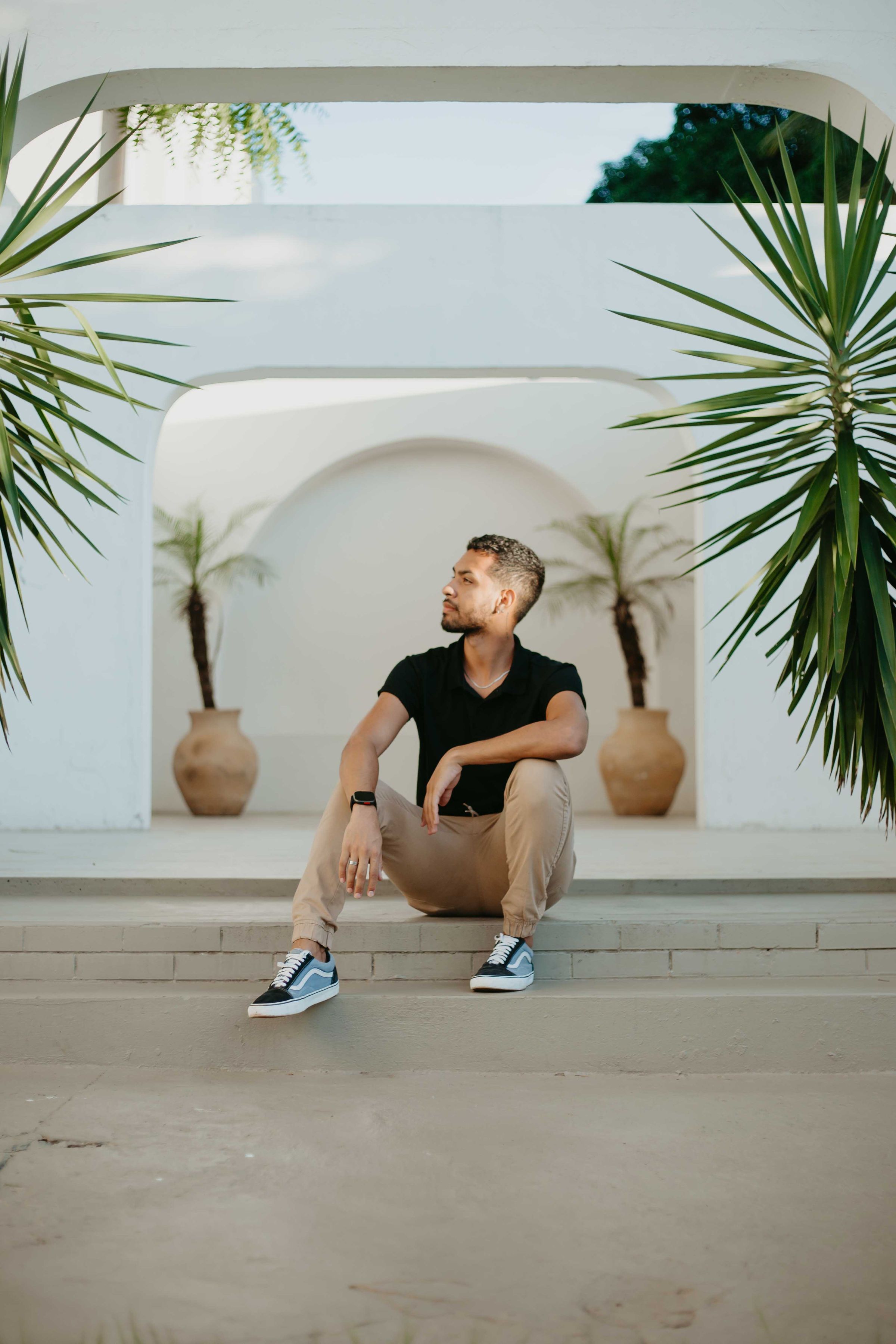 Joven Relajándose En Un Espacio Arquitectónico Moderno · Foto de stock ...