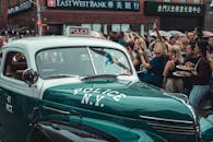 纽约市游行期间，一辆经典纽约警车被人群包围