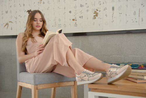 Foto Van Vrouw Die Beige Jumpsuit Draagt