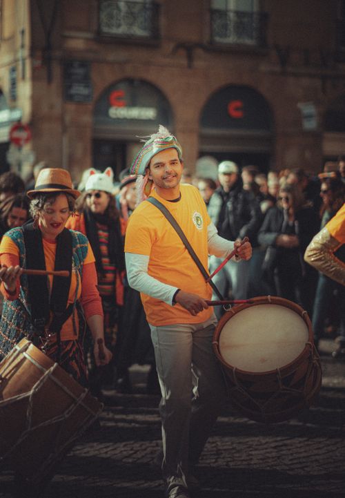 Free A vibrant street scene with musicians playing drums at an outdoor festival. Stock Photo