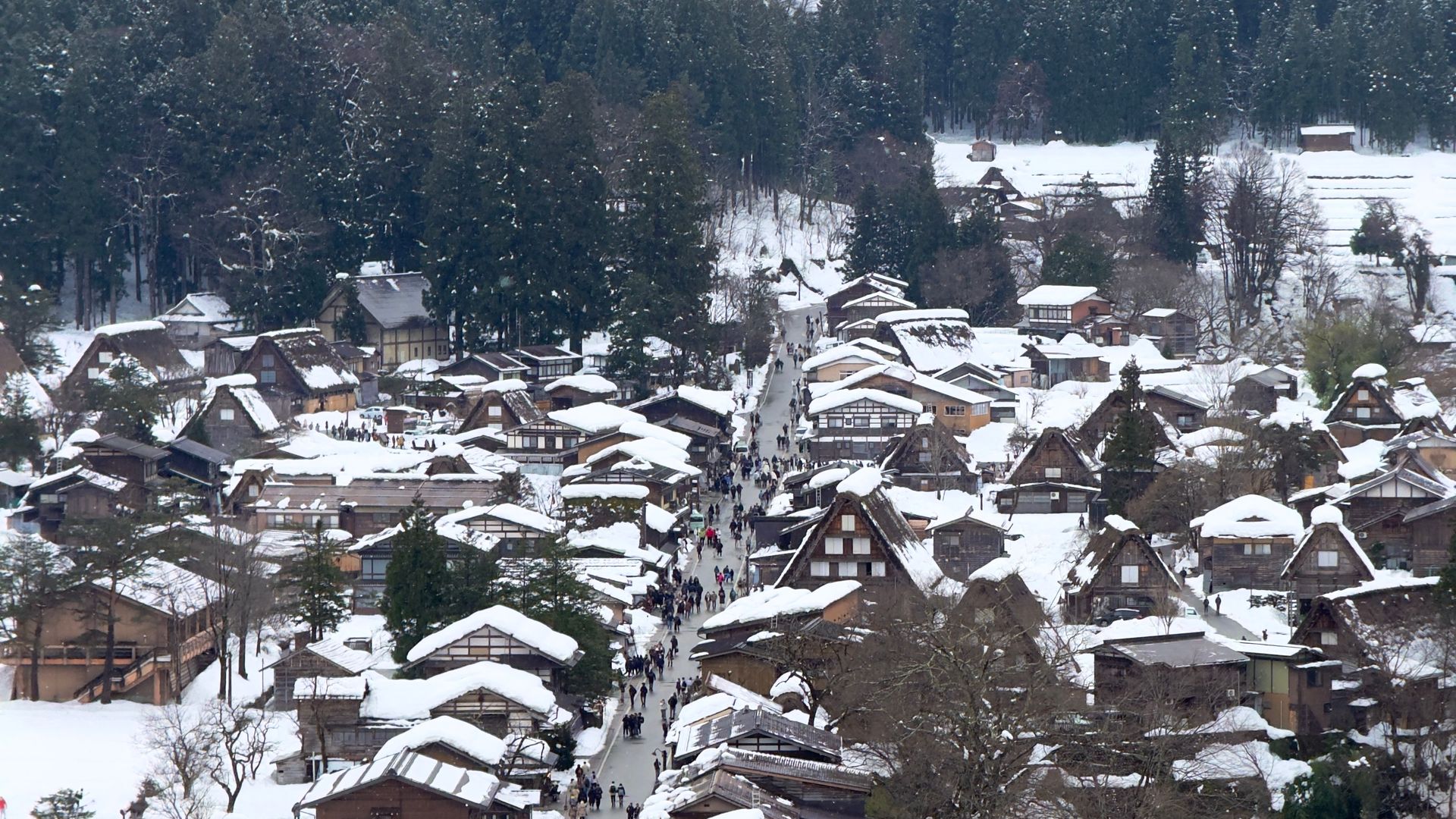 Desa tradisional Jepang saat musim dingin dengan rumah beratap salju di Shirakawa-go