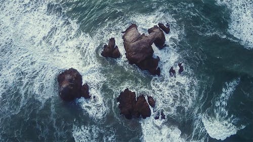 無料 岩に波をはねかける 写真素材