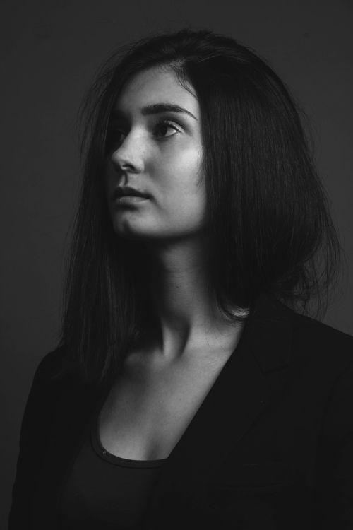 Free Captivating black and white portrait of a woman with a classic and elegant pose. Stock Photo