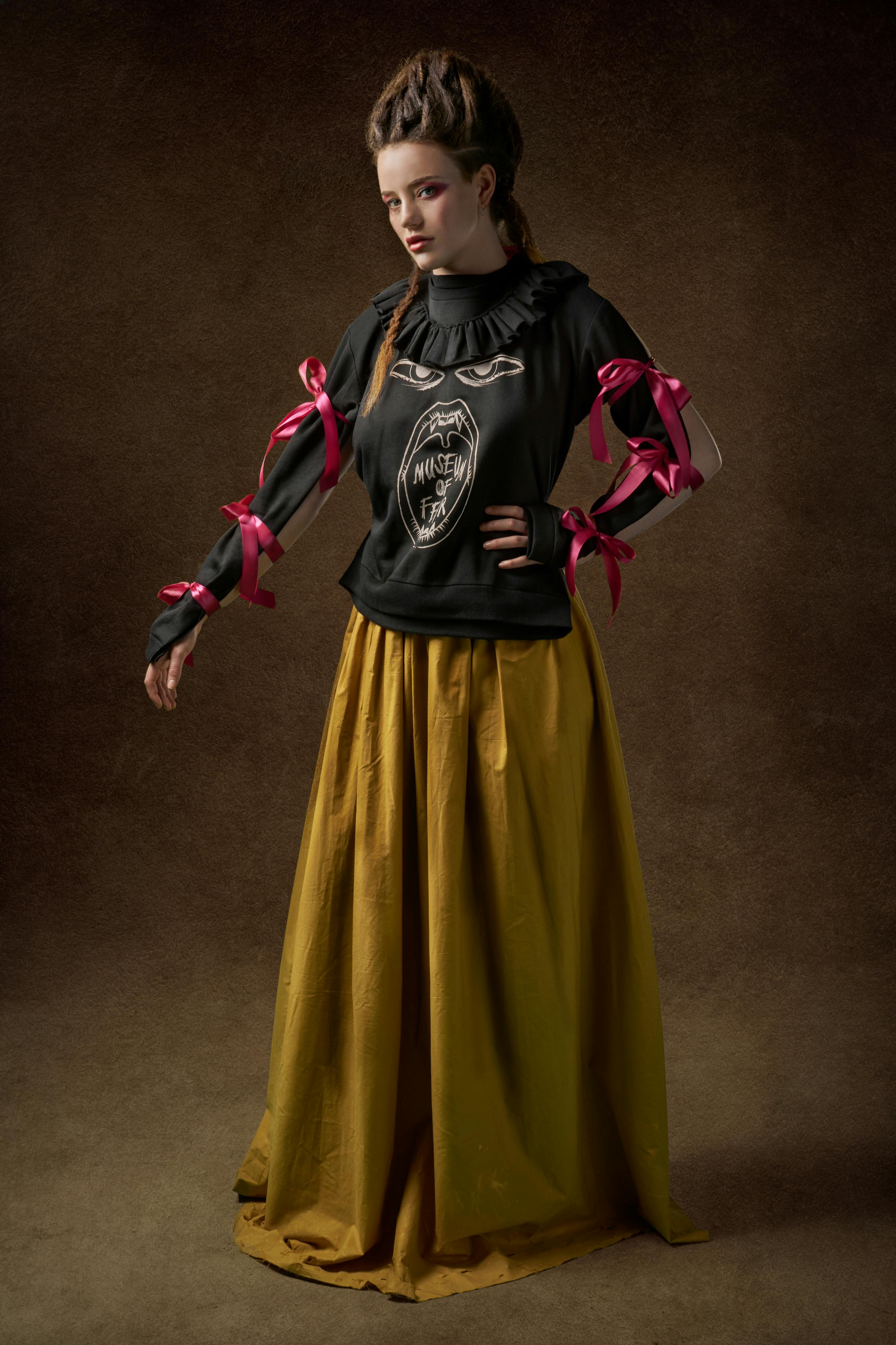 这张照片捕捉到了一位穿着独特服装的时尚女性肖像