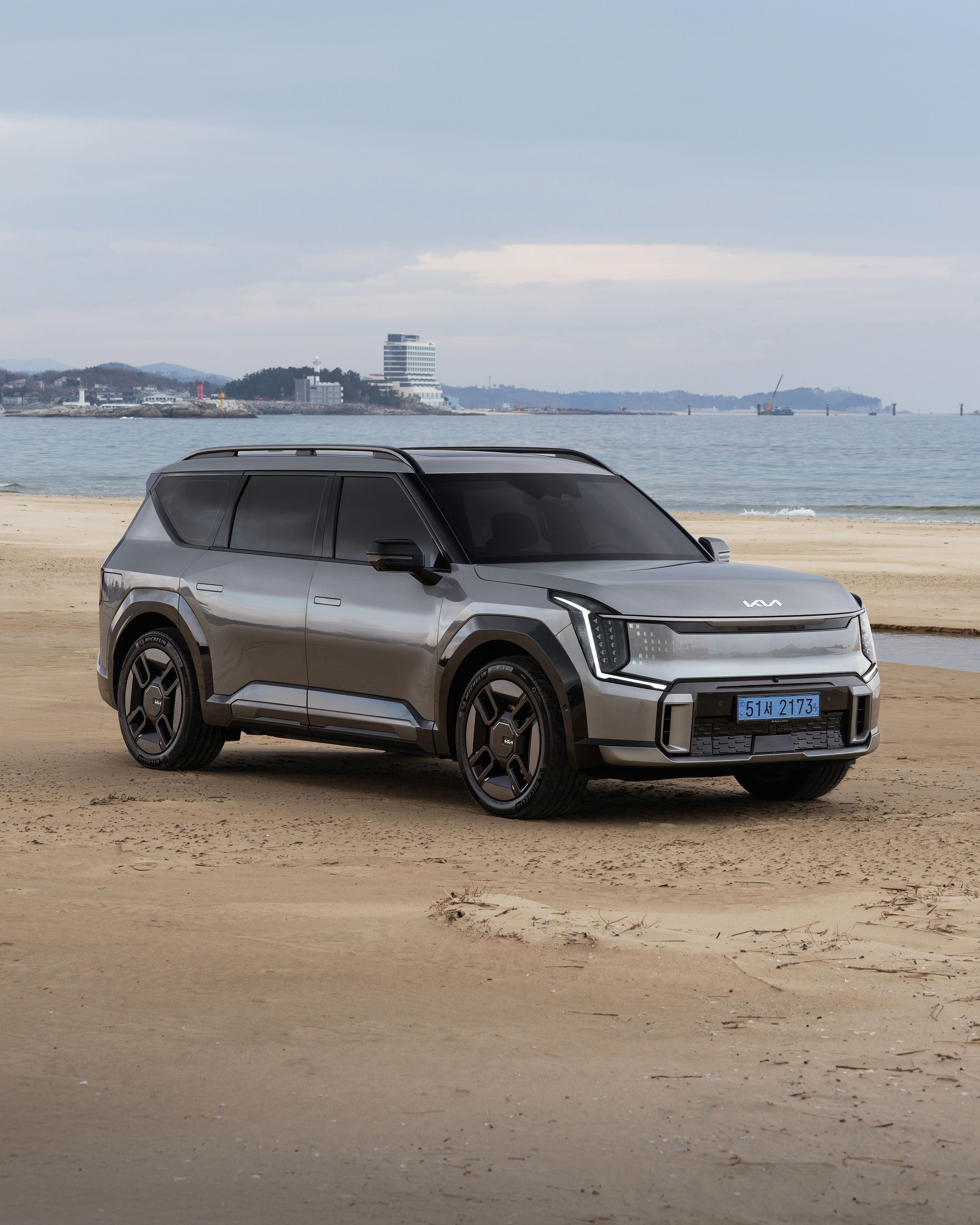 Mobil Listrik Kia Ev9 Gt Line Di Pantai Berpasir · Foto Stok Gratis
