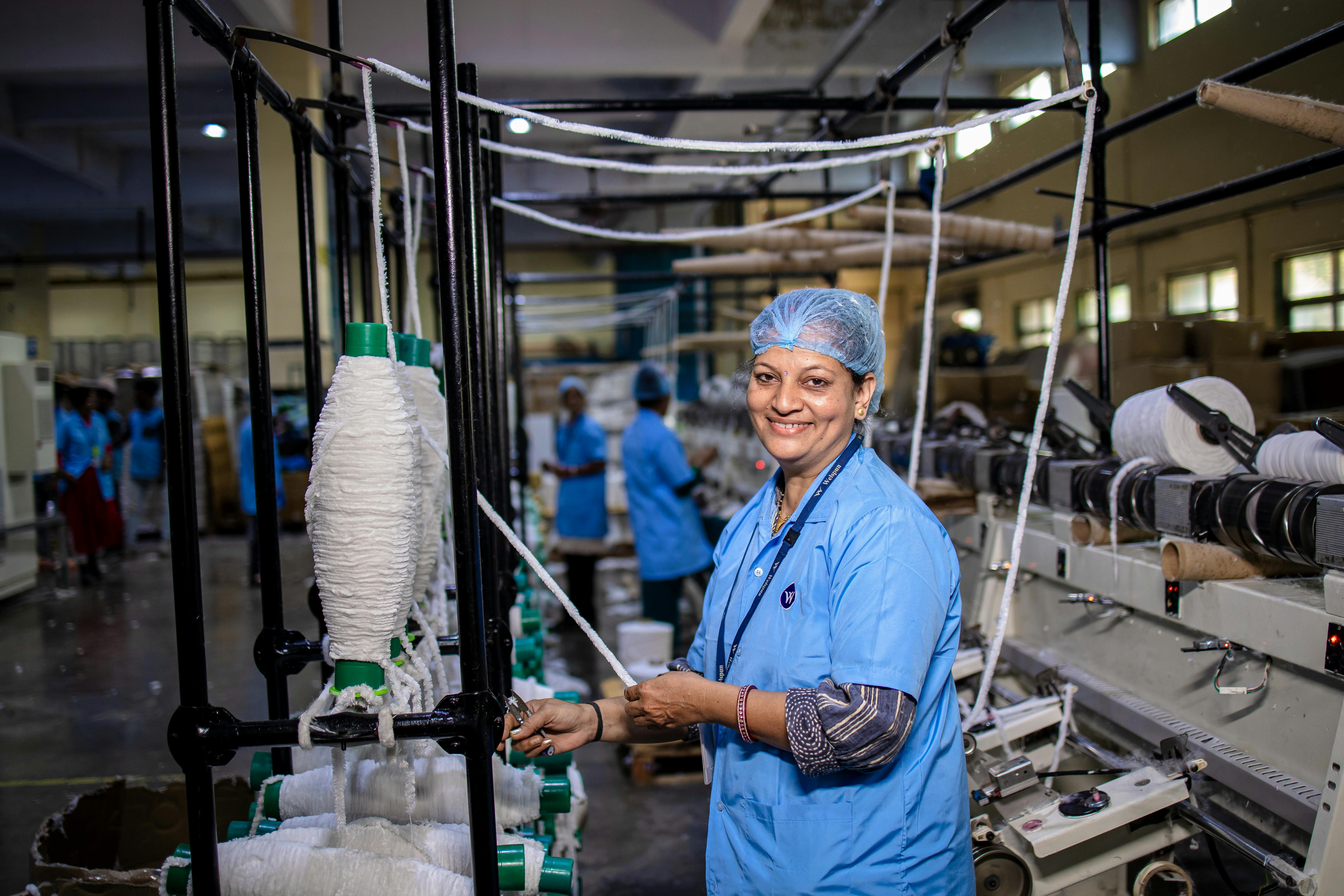 Detaliu de fibre polimerice testate într-un laborator industrial
