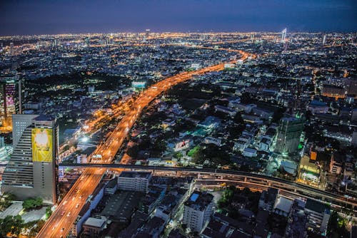 Vista A Volo D'uccello Della Città Durante La Notte