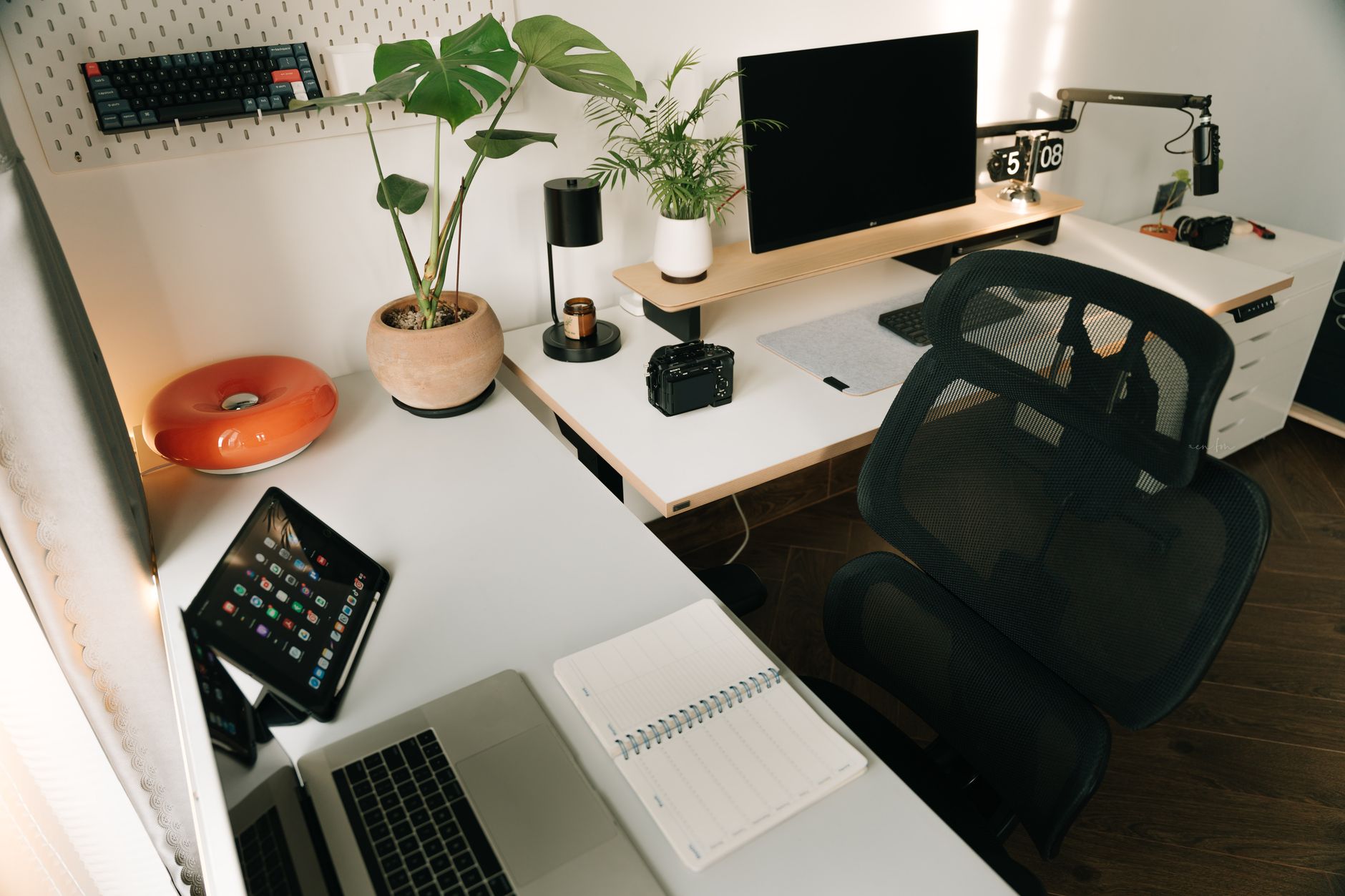 Minimalist Living Goes Mainstream: New Study Links Decluttering to Productivity Surge
